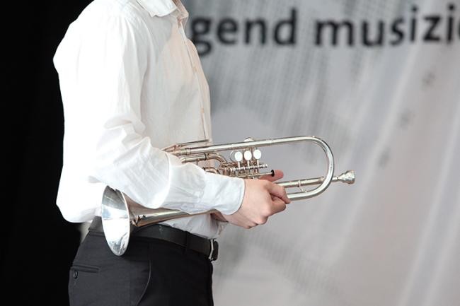 Schüler mit Trompete unterm Arm (Foto: Kaesler)