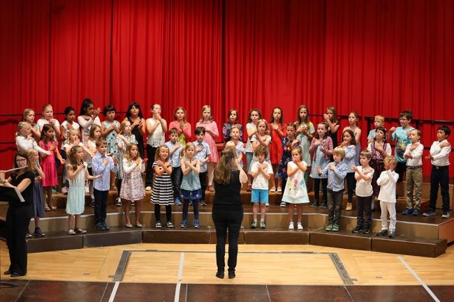 Chorkids (Foto: Musik- und Singschule) Chorkids beim Auftritt im Johannes-Brahms-Saal (Foto: Musik- und Singschule)