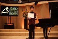 Maximilian Zhu mit Urkunde und Preis